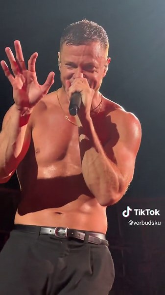 Dan Reynolds Performing Radioactive Live in Los Angeles Concert 2022