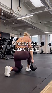 Treenataan jalkatreeni 💥 Takakyykky 4x5 Lantionnosto 3x8 Jalkaprässi 3x12 Askelkyykkykävely 3x20 Yhden jalan maastaveto 3x10 10 Viisi liikettä kovaa ja isommalla kuormalla! Aina ei tarvitse montaa eri liikettä, kun tekee tehokkaasti ja riittävällä kuormalla 🔥 Nappaa bion linkistä omiin tavoitteeseesi sopiva naisten salitreeniohjelma ja aletaan hommiin! 😊💪🏼 #training #gym #vahavacoaching #salitreeni #treeni #coach | Pauliina Räisänen