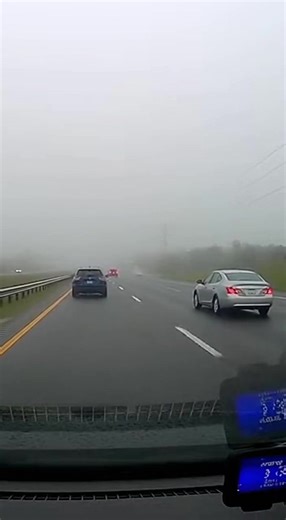 Passenger Jet Slides Onto Highway After Failed Takeoff, Cars Dodge Wings in Heavy Rain Unspecified Location — A terrifying scene unfolded during a heavy rainstorm when a passenger jet failed to gain altitude and slid off a runway, spilling directly onto a nearby highway as cars were still traveling below. Dashcam footage captures the surreal moment drivers suddenly find themselves face-to-face with a full-size aircraft barreling toward them through mist and spray. The video shows vehicles moving
