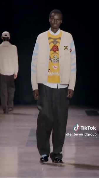 Daniel takes over the Kenzo runway 💚 #pfw #parisfashionweek #kenzo #malemodel #modelagency