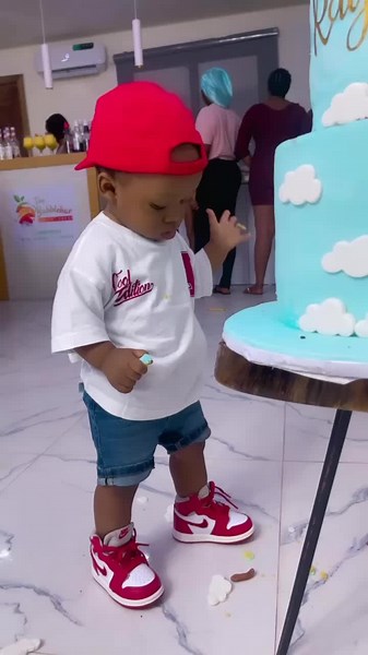 my big day look❤️ top @ZARA sneakers @Nike jean and cap @ H&M