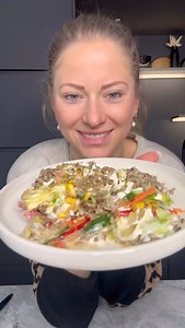 Schneller Schichtsalat mit Sonnenblumenkernen 🌻🥗 Ihr sucht nach einem unkomplizierten und super leckeren Salat, der sich sogar am Vortag vorbereiten lässt? Dann speichert euch dieses Rezept! Ich bin gespannt, was ihr dazu sagt. 😍 Zutaten 👇 250g Sonnenblumenkerne 1 kl. Dose Mais (Abtropfgewicht: 140g) 1 Karotte (ca. 70g) 0,5 Eisbergsalat (ca. 250g) 1 Paprika (ca. 125g) 0,5 Salatgurke (ca. 125g) 150g Mayonnaise 2 Pck. Salatkrönung „Paprika“ Zubereitung 👇 1. Sonnenblumenkerne ohne Öl in der Pf