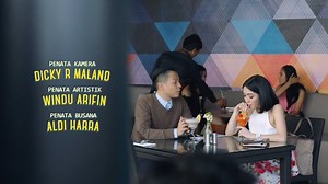 Film Cek Toko Sebelah (2016) bercerita tentang drama keluarga keturunan Tionghoa, di mana Erwin (Ernest Prakasa), anak sukses yang bekerja di luar kota, dipanggil pulang untuk mengurus toko sembako ayahnya yang sakit, Koh Afuk, sehingga memicu konflik dengan kakaknya, Yohan, yang merasa lebih berhak mewarisi toko, sambil menghadapi perbedaan impian pribadi dan kewajiban keluarga yang penuh komedi dan haru. | Rianmfn