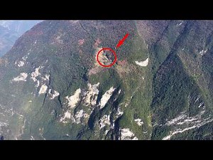 A family in Hubei, China, lives on a cliff 1200 meters high—it's truly breathtaking.