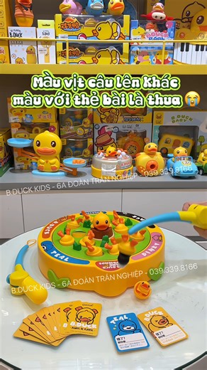 🌟 𝐔̛𝐔 Đ𝐈𝐄̂̉𝐌 𝐍𝐎̂̉𝐈 𝐁𝐀̣̂𝐓 ✔️ Thiết kế B.Duck bản quyền siêu dễ thương, màu sắc tươi sáng – bé nhìn là mê ✔️ Trò chơi câu vịt xoay tròn sinh động, kích thích sự tò mò và tập trung của bé ✔️ Giúp bé phát triển phản xạ nhanh – phối hợp tay & mắt – tư duy quan sát ✔️ Chơi một mình hoặc chơi cùng ba mẹ, anh chị → tăng tương tác gia đình 🧸 𝐀𝐍 𝐓𝐎𝐀̀𝐍 𝐂𝐇𝐎 𝐁𝐄́ 🔸 Chất liệu nhựa ABS TPR cao cấp, không mùi, an toàn cho trẻ nhỏ 🔸 Các chi tiết bo tròn, cầm nắm chắc tay, phù hợp cho bé 