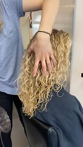 „Man darf auf blondierten Haaren keine Dauerwelle machen!“ sagt mein Friseur! Mit viel Erfahrung kann man auch, wie in diesem Fall, wunderschöne und natürliche Ergebnisse erzielen! Fragen zu unseren Angeboten, den verwendeten Produkten und unseren Seminaren beantworten wir euch gerne telefonisch oder per PN. www.joergmengelfriseure.com #perm #dielockenprofis #dauerwelle #haircare #hair | Jörg Mengel Friseure