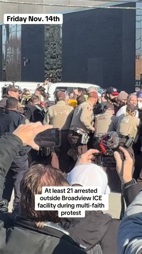 At least 21 arrested outside #Broadview #ICE facility during multi-faith protest on Friday. @nbcchicago | Lisa Chavarria