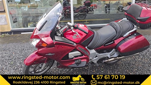 🏍️ Honda ST 1300 Pan European – 2005 🏍️ Kilometerstand: 91.896 km Pris: 69.900 kr. ✨ Skal du på komfortable langture med kraft, stil og pålidelighed? Så er denne klassiske Pan European lige noget for dig! 🔧 Data & historie Honda ST 1300 Pan European er kendt som en af de mest komfortable touringmaskiner nogensinde – bygget til at æde kilometerne uden at kny. Med sin 1261 ccm V4-motor leverer den ca. 125 hk, silkeblød kraft og masser af moment til både solo- og to-personers kørsel. Denne model