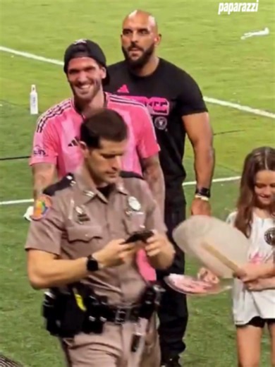 SIEMPRE PRESENTE💘🥺En redes se viralizó el tierno momento de Rodrigo De Paul junto a sus hijos, Francesca y Bautista, recorriendo el estadio donde salió campeón el Inter Miami con caretas del futbolista y Tini Stoessel.