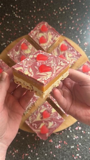 Mattaroons on Instagram: "Valentines Millionaires ❤️❤️❤️ brand new recipe for 2026 🙌🏻👨🏻‍🍳 A buttery biscuit shortbread base with freeze dried raspberry’s, smooth creamy caramel middle, topped with Ruby chocolate & swirls of white chocolate, finished off with some Haribo hearts & sugar heart decorations 🩷🤍💜 Love is in the air 💘 Made with @morphyrichardsuk @carnation_uk @masoncashuk @cotswoldflour @haribouki_ #millionairesshortbread #millionaireshortbread #valentines #valentinesbaking #ca