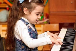 Apprendre la musique très tôt favoriserait de meilleurs résultats scolaires et dans d'autres domaines