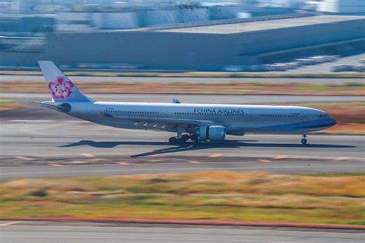 羽田空港第1ターミナルに降りるChina AirbusのエアバスA330、大きい機体なので写真もカッコよく撮れました！#チャイナエアライン #羽田空港 #飛行機好きな人へ #ファインダー越しの私の世界 #エアバス