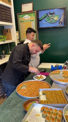 “Gaziantep’te Yoğunluk! Reisoğlu Baklava Paketleme Anları”