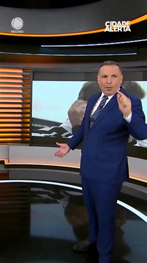 Uma moradora do Rio Grande do Sul acreditou que passaria o Réveillon ao lado do astro de Hollywood Brad Pitt. A mulher, na casa dos 55 anos, foi até o aeroporto de Erechim para esperar a chegada do ator, com quem dizia manter um relacionamento iniciado pela internet há cerca de dois meses. Mesmo assim, ela não acreditava ter caído em um golpe. Segundo o relato à polícia, a comunicação com o suposto ator acontecia por mensagens e videochamadas, e os dois já faziam planos de casamento. 👉 Assista 