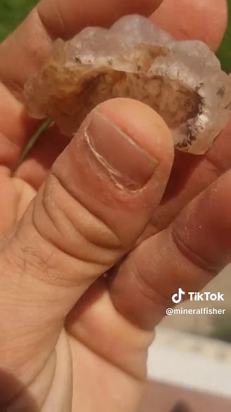 Botryoidal chalcedony also UV reactive #romania🇷🇴 #crystals #crystal #prospecting #rareminerals #geologie #cristaleromania #geology #honeychalcedony #chalcedony #agate #calcedonie #Botryoidalchalcedony