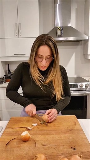 RECETTE 🥣👇 Ingrédients 4 poitrines de poulet (coupées en morceaux) 2 poivrons rouges et 2 poivrons verts (coupés en lanières) 2 oignons verts (séparer le blanc pour la cuisson, le vert pour la garniture) 2 gousses d'ail (hachées) 1 tige de citronnelle (hachée finement) Quelques feuilles de kéfir (ou feuilles de lime kaffir) 3 c. à soupe de pâte de curry rouge 3 c. à soupe de bouillon de poulet en poudre ½ tasse de cassonade 2 boîtes de lait de coco (environ 800 ml) 4 c. à soupe de sauce poisso