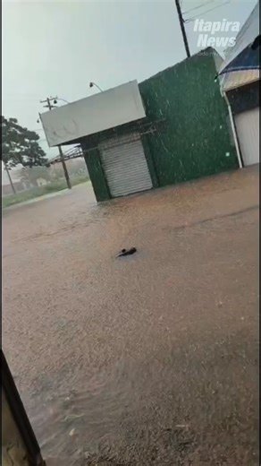 Bastam alguns minutos de chuva para a Rua Ernesto Stringuetti se transformar em um ponto de alagamento. Moradores convivem com água invadindo casas, bueiros entupidos e córrego cheio de lixo, clamando há anos por limpeza e manutenção que nunca chegam. Questionada sobre a situaçao, a Prefeitura não se manifestou. #ItapiraNews #itapira | Itapira News