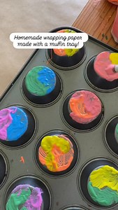 We love making our own wrapping paper and we got this super simple muffin tray mono print idea from the awesome @artbarblog | Mini Mad Things