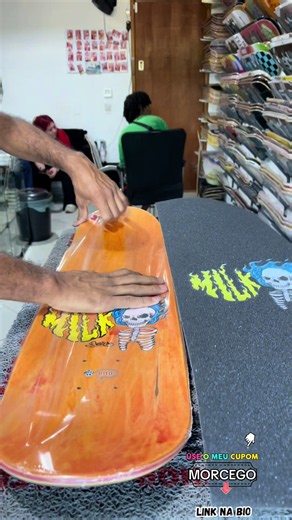 Montando skate completo profissional ⚙️ Setup: (Peças Utilizadas) - Shape: milk Maple 8,10 - Lixa: milk emborrachada - Roda: moska solar 55mm - Rolamento: lyons Red - Truck: LYONS pro hollow 139MM - Parafuso de base: Original G - Pads: original G Você pode comferir todos os produtos em nossa loja física ou online!. - Acesse nosso site : NBSKATESHOP.COM.BR 🚨 Utilize o cupom (MORCEGO) para ter o desconto garantido. #asmr #skateasmr #skateboarding #skateshop #skt