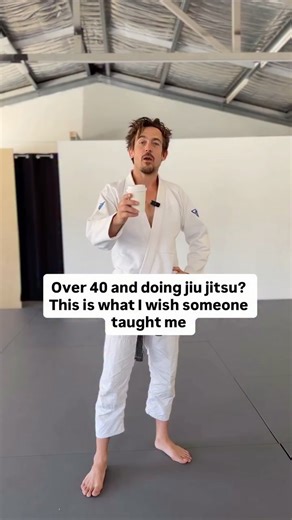 Chris Bones - Professor of Jiu Jitsu on Instagram: "🎁 🏷️ END OF YEAR SPECIAL Comment “Blocks” 👇 and I’ll send you the link. You don’t need to be stronger. You need the Building Blocks. This is Premium BJJ Building Blocks, my most popular course with over 3,000 students using these principles to transform their Jiu Jitsu. Most people experience Jiu Jitsu as a grinding, athletic battle. But when you understand the 6 Building Blocks, you finally feel the gentle art. You’re not muscling. You’re n