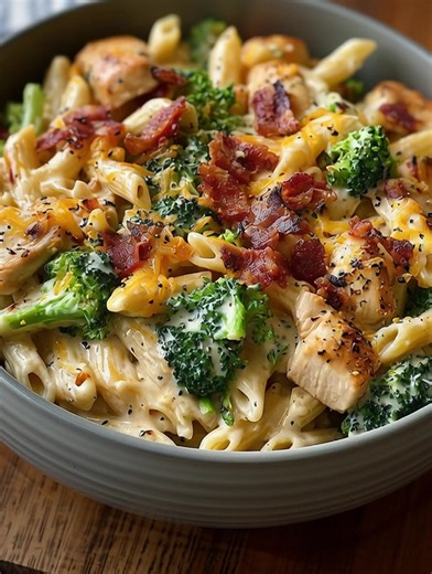 Cheesy Bacon Chicken Pasta with Broccoli Ingredients 12 oz (340 g) pasta (penne, fusilli, or rotini work best) 2 tablespoons olive oil or bacon grease (from cooked bacon) 1 pound (450 g) boneless, skinless chicken breasts, cut into bite-sized pieces Full Recipe in Coʍmеոτ 💬 | Daily Recipes