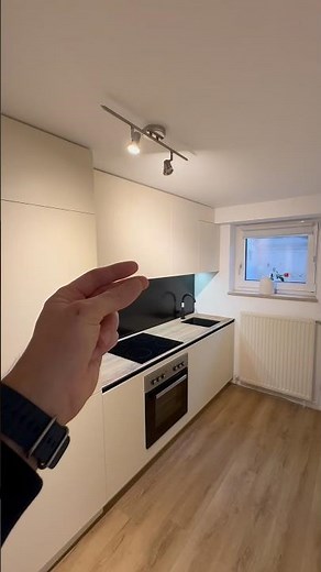 Kurzer Überblick über eine Einbauküche für eine Mietwohnung.
