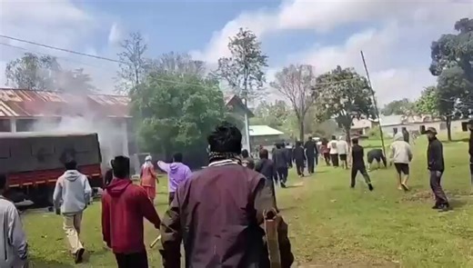 ఇదేదో ఇరాన్ లేక ఇస్రేల్ అనుకునేరు....లెబనాన్ లేక ఒమన్ అంతకన్నా కాదు..మన మణిపూర్ అండి 🫵ఈ రోజు తాజా వీడియోడబుల్ ఇంజన్ అని గొప్పలు చెప్పుకునే మోడీ సర్కారు..2 సంవత్సరాల నుంచి ఇలా 👇 కాలుతూనే ఉంది. ఎవడు పట్టించుకోడు.బీజేపీ కి ఓట్లు వేస్తే ఇదీ 👇 పరిస్థితి