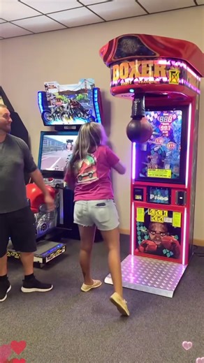 When the punching machine fights back 😆🥊#punchingmachine #funny #reaction #arcade #usa