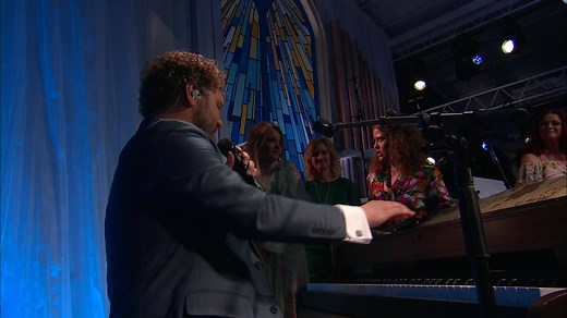 Official music video for “Amazing Grace” by David Phelps. This video excerpt was taken from the live concert filming of David Phelps’ Hymnal: A Journey of Faith Through Hymns. Filmed at the Barn at the Phelps Farm. Purchase the full length, uncut DVD and CD, David Phelps: Hymnal, with 21 songs and additional content at https://barnandbale.com/collections/hymnal-online-premier-spotlight Available at iTunes: https://music.apple.com/us/album/hymnal/1440904372 Subscribe to David Phelps YouTube Chann