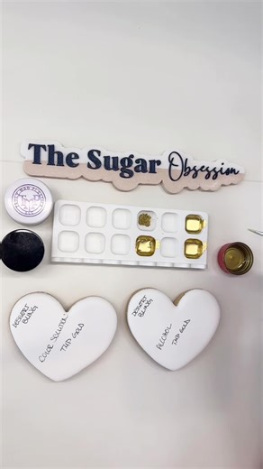 Testing, testing ✨ Same design, four different applications—two gold powders paired with two different liquids to see how each combo behaves. From shine level to coverage and ease of use, this little experiment was all about finding what gives the best gold finish. Which one are you picking? @Truly Mad Plastics @The Sugar Art, Inc. @DessertBling💎 #gold #cookieexperiment #comparison #sugarcookies #fyp
