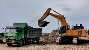 小松PC700LC挖掘机在中国工地挖土装车_哔哩哔哩_bilibili