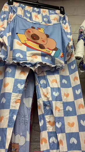 🎙 “Síguenos porque en Zuki vas a encontrar las pijamas más lindas, cómodas y perfectas para ti 😍✨ ¡No te lo pierdas!”