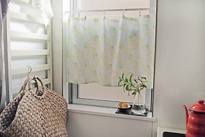 収納の目隠しにも！お気に入りの布で作る素敵なカーテン | キナリノ