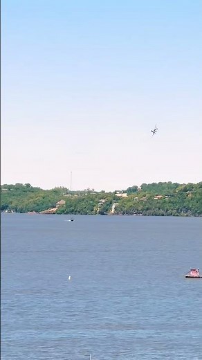 A-10 WARTHOG LOW PASS OVER LAKE 😲