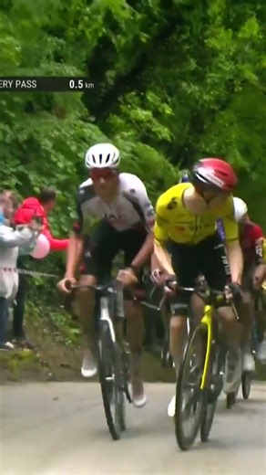 Jonas Vingegaard lunches his first attack at the Giro d’Italia! 🚀