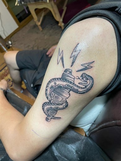 プラグと蛇ちゃん🐍のタトゥーとバイクの仕事