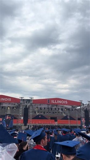最后一次ILL💙🧡💙🧡#伊利诺伊大学香槟分校 #毕业典礼现场 #uiuc #毕业快乐