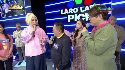 On “It’s Showtime” on Monday (February 9), Vice Ganda publicly called out a Facebook page bearing his name that attempted to scam fans by asking for cash. “Hindi po ako ‘yon!” Vice Ganda warned. “Hindi po ako nanghihingi ng ano man ‘pag nagla-live ako, nagsi-stream. Kaya ‘pag may hinihingi sa inyo, hindi po ako ‘yon, [kundi] mga scammer. I-report niyo ‘yon, ipa-pulis niyo!” | ABS-CBN News