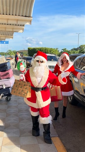 Bralmerys Batista | Hoy Santa tenía una misión especiaaaal♥️🧑‍🎄 Sorpresa para Tobías🥰 Los disfraces son de @jennydisfraz_ que fue nuestra cómplice en esto! | Instagram