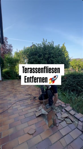 Daniel on Instagram: "Hat der Fliesenleger damals gepfuscht oder war das Stand der Dinge? Keine Tropfkante und Erdreich Bündig mit Fliesenaufbau🌧️ #baustelle #arbeit #abbruch #selbstständigkeit #buissnes #minivlogs"