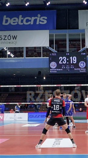 Flawless reception technique by Libero #volleyballtips #volleyballeurope #volleyballworld