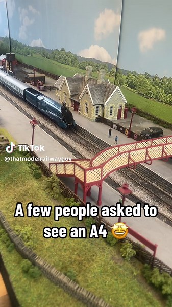 A few people asked to see an A4 so here’s Mallard passing through Pitley Station with the streamlined Coronation Set from @Hornby-Model Railway 👌 #modelrailway #railway #railroad #railwaystation #trains #trainspotting #trainsoftiktok #hornby #hobby #thatmodelrailwayguy