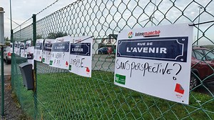 Des manifestants bloquent la base logistique d’Intermarché