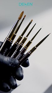 Descubre la elegancia en cada trazo con los Pinceles Deken Grafito. Con un diseño en tono gris grafito y detalles dorados, estos pinceles resaltan tu creatividad y estilo. Ideales para técnicas como one stroke y micropintura. Calidad insuperable, disponibles en varios estilos. ¡Consíguelos en www.deken.com! | Deken Nails