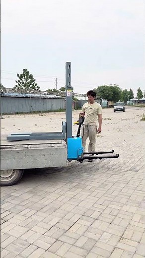 Electric pallet jack for easy loading and unloading onto trucks #warehousehanding #materialhanding