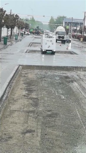 Vehicle gets stuck on unfinished road in Henan, China