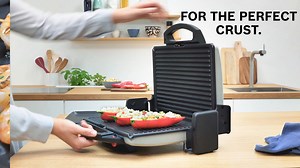 A wide range of tasty options thanks to three grilling positions: closed as a contact grill, open as a table grill or with top and bottom heat in the oven/gratin position. Learn more: https://bit.ly/2SOsYb7 نقدّم لك مجموعة واسعة من الخيارات اللّذيذة بفضل وضعيّات الشّواء الثّلاث: مغلقة كشوّاية كهربائيّة، أو مكشوفة كشوّاية طاولة أو بالحرارة العلويّة والسفليّة في الفرن / وضعيّة الغراتان. اضغط على اللينك واكتشف المزيد: https://bit.ly/2SOsYb7 | Bosch Home