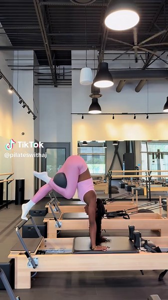 Plank series with a little hip opener 💓 #fyp #explore #pilatesinstructor #pilates #advancedpilates #flexibility #pilatesflows @thepilateshaustx