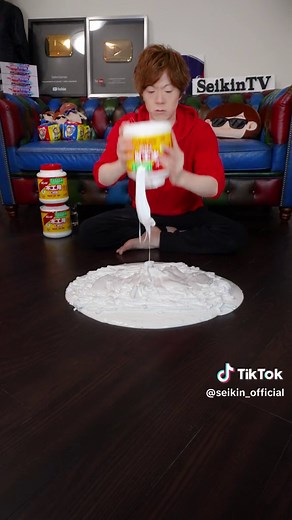 木工用ボンドを床に垂らす男のセイキンスライム作り！