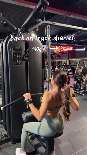 Now that we’re fully back on track 🙌 I’m taking you through a typical day of eating where I hit 140g of protein, my supplements, and a look into my daily routine. Breakfast was pre-prepped raspberry jam overnight oats — honestly a game changer on busy mornings. Lunch was a creamy coconut Thai red chicken & rice, also pre-prepped and packed with volume, which kept me full for hours. Then snack time: a fruit & yogurt bowl (this yogurt from M&S is elite). Dinner was a cheesy baked sweet chilli chi